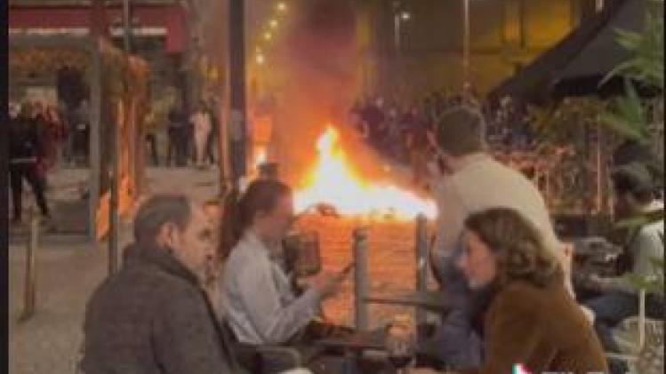 La réaction de ce couple au milieu d’une rue en flammes est «la chose la plus typiquement parisienne» jamais vue (Vidéo)